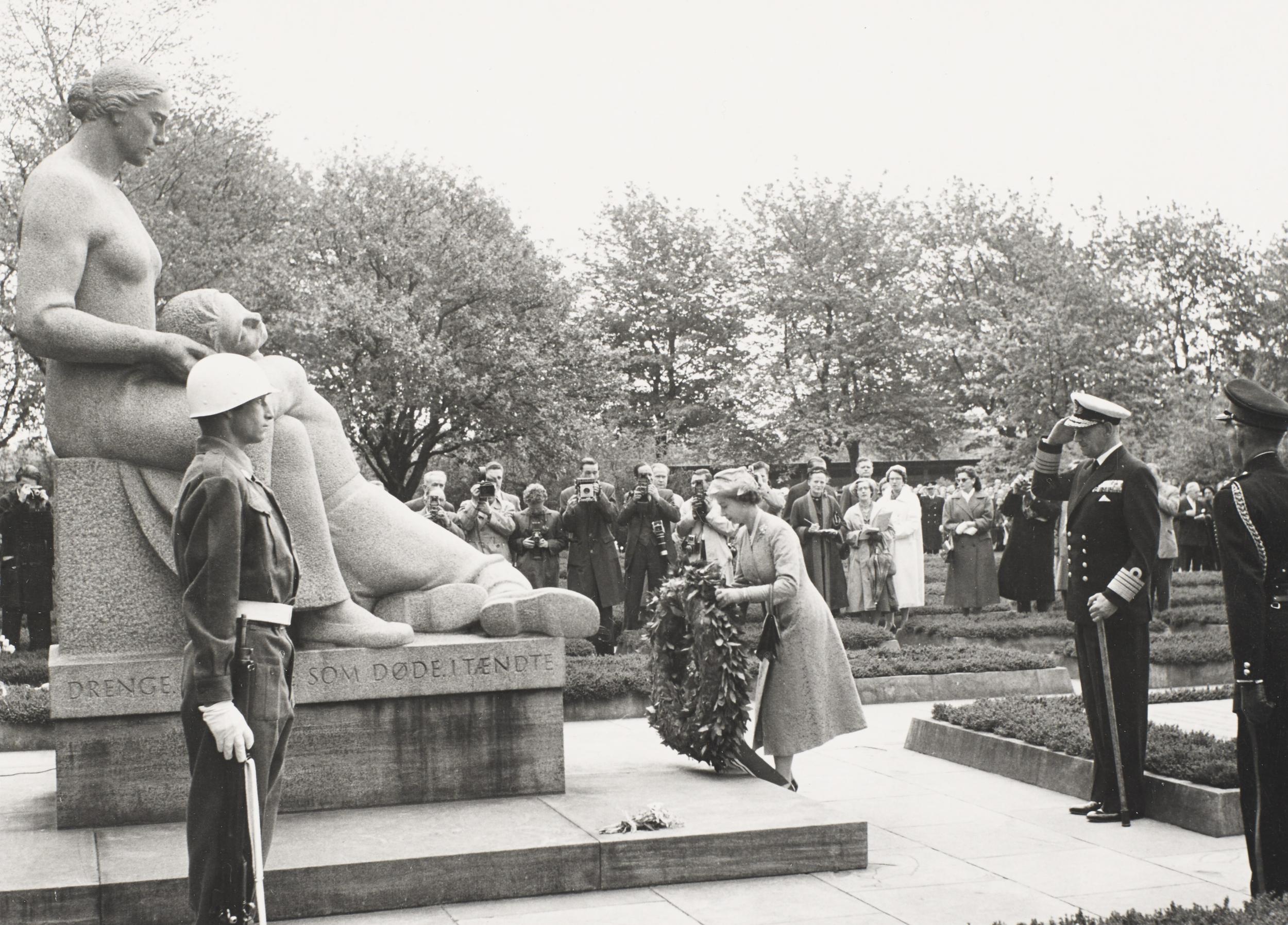 Dronning Elizabeth lægger en krans ved Mindelunden