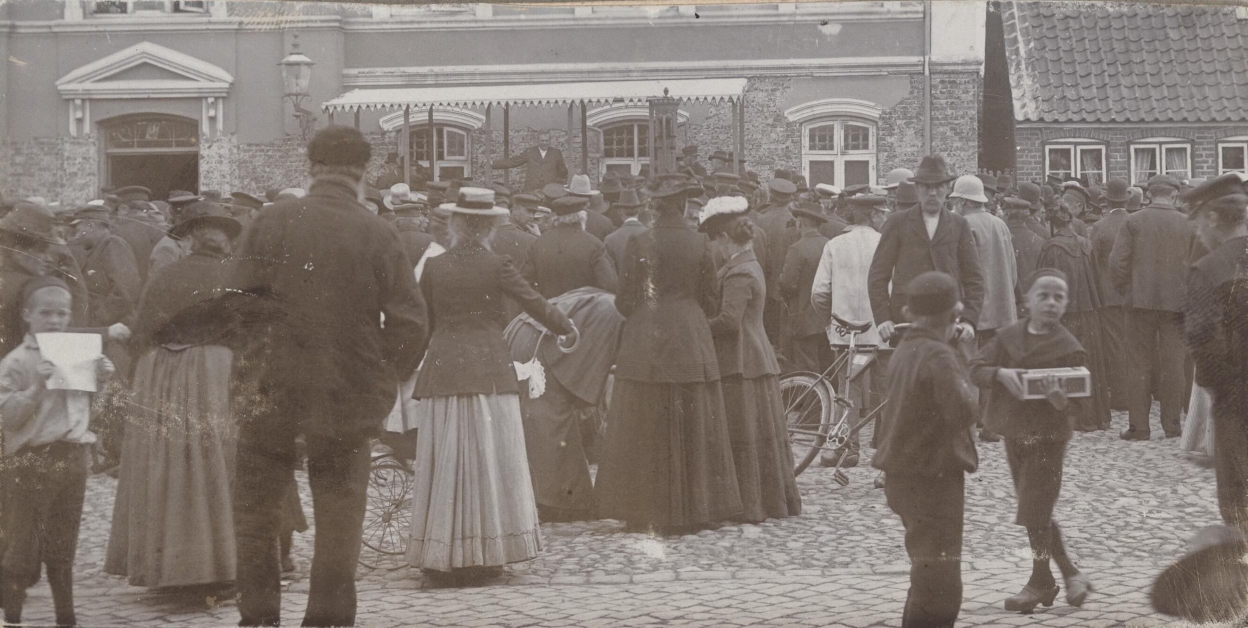 Mennesker er samlet på torv