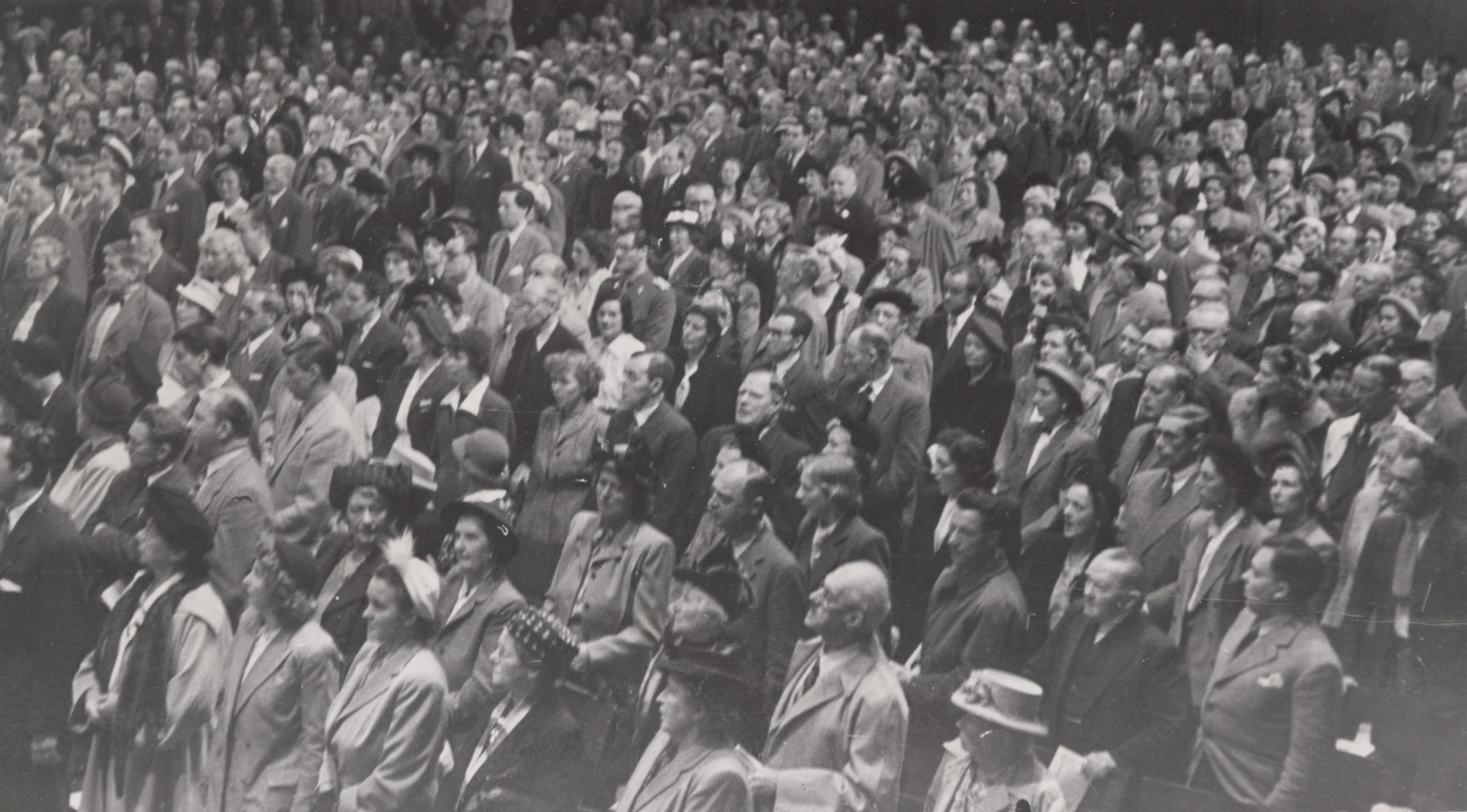 Stor menneskemængde samlet i K. B. Hallen 1950
