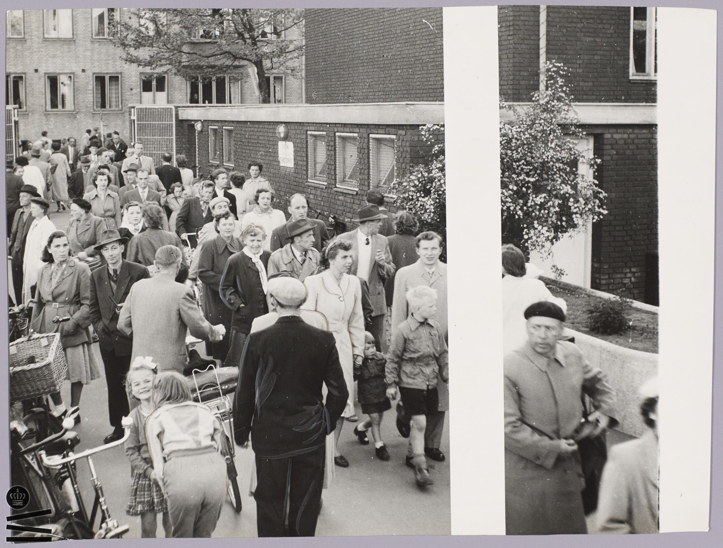 Crowd queueing