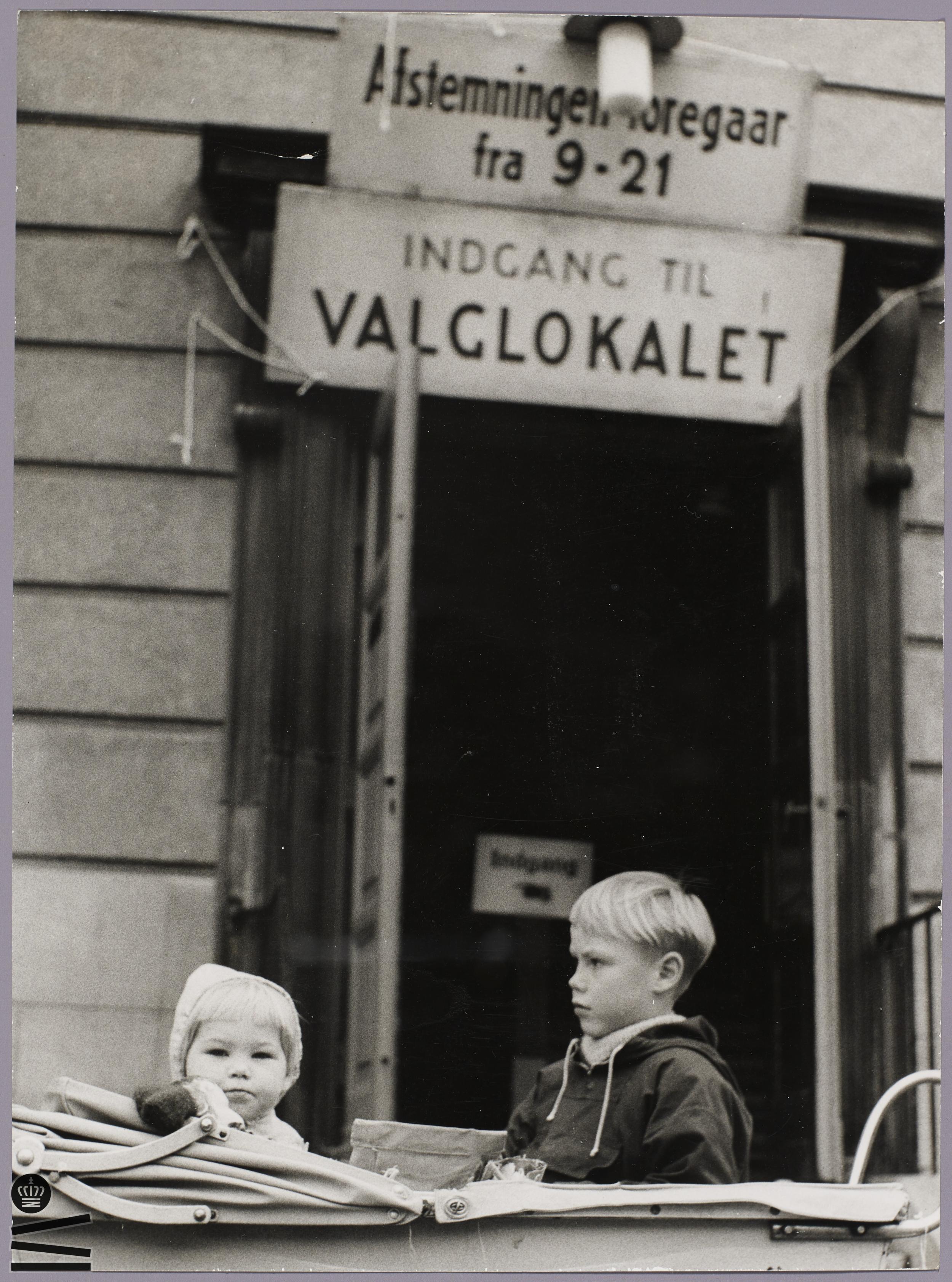 To børn står udenfor valglokale