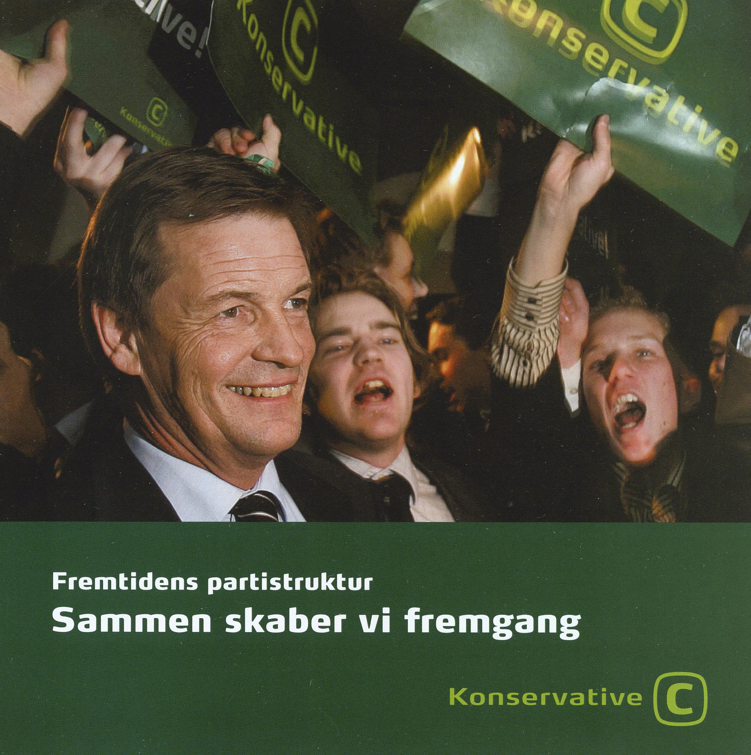 Foto af glade mænd med valgplakater for Det konservative Folkeparti, og teksten: "Sammen skaber vi fremgang"