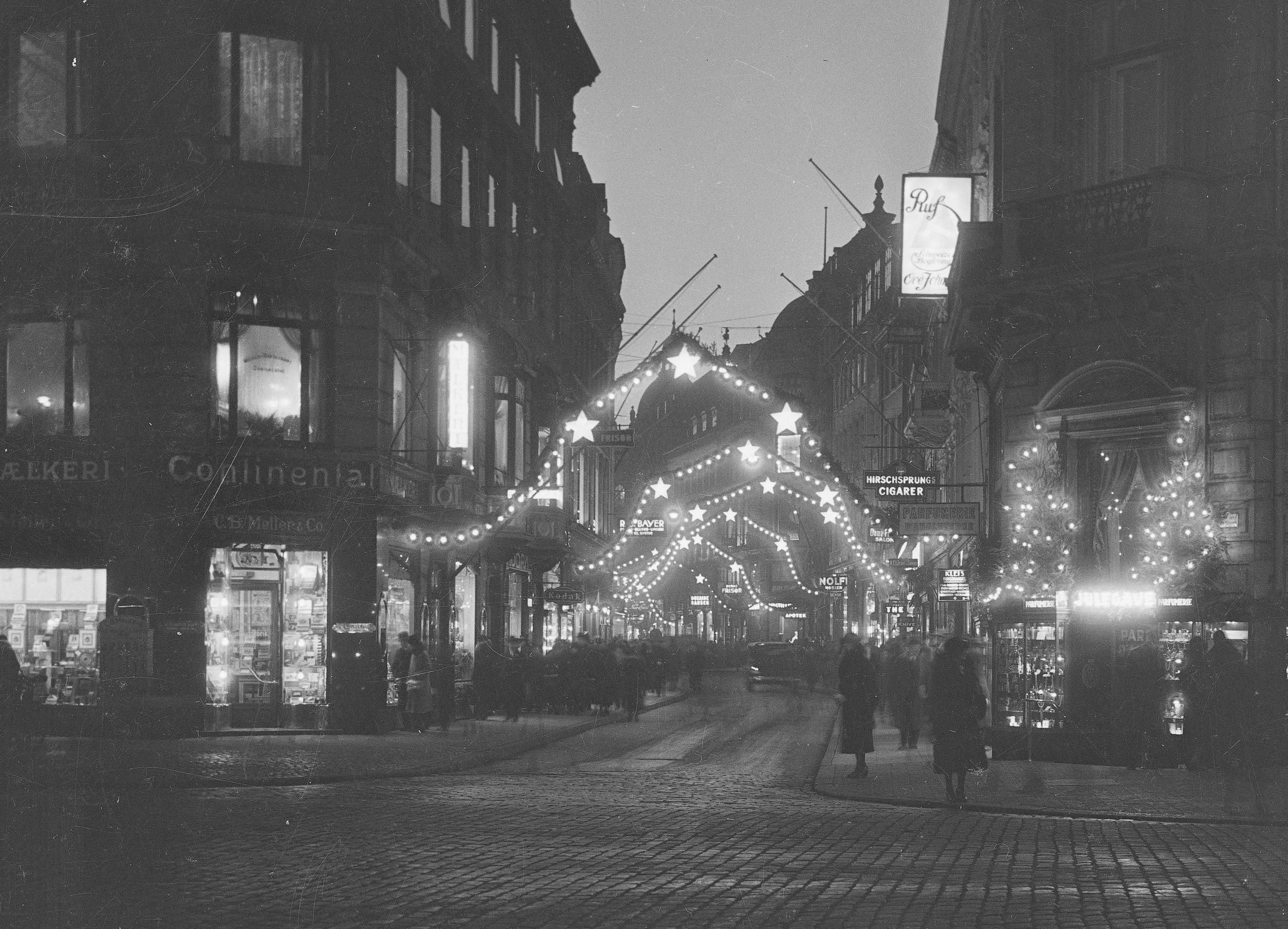 Julepynt i Østergade med folk på gaden