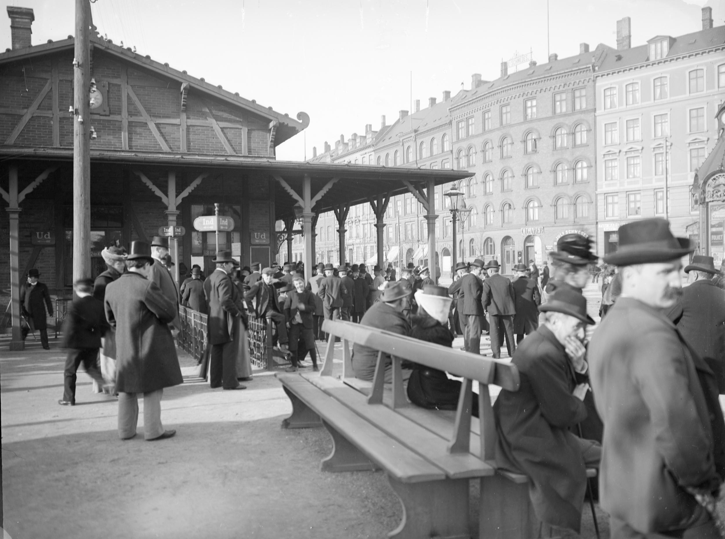 Mennesker uden for en station i København