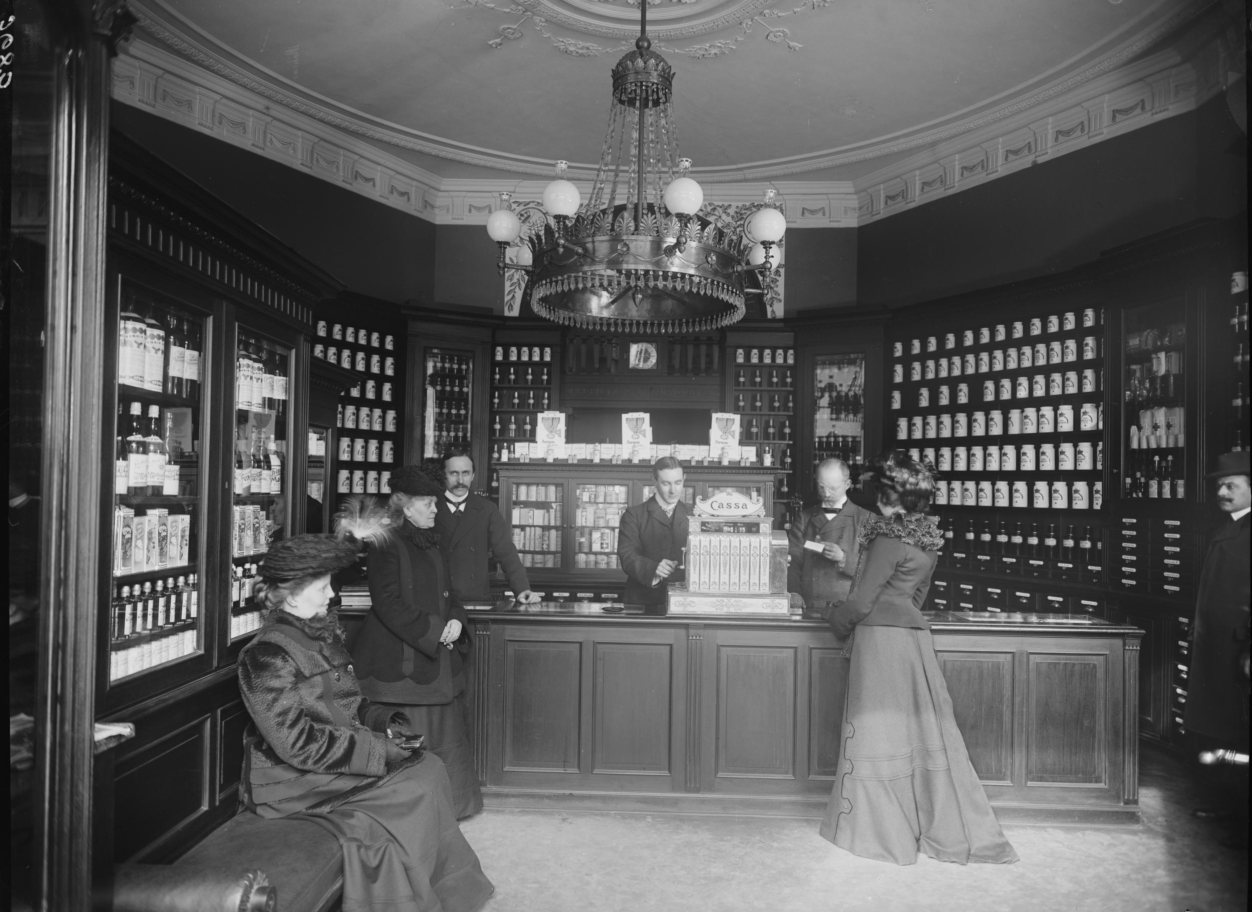 Indenfor hos en apoteker med væggene fulde af miksturer