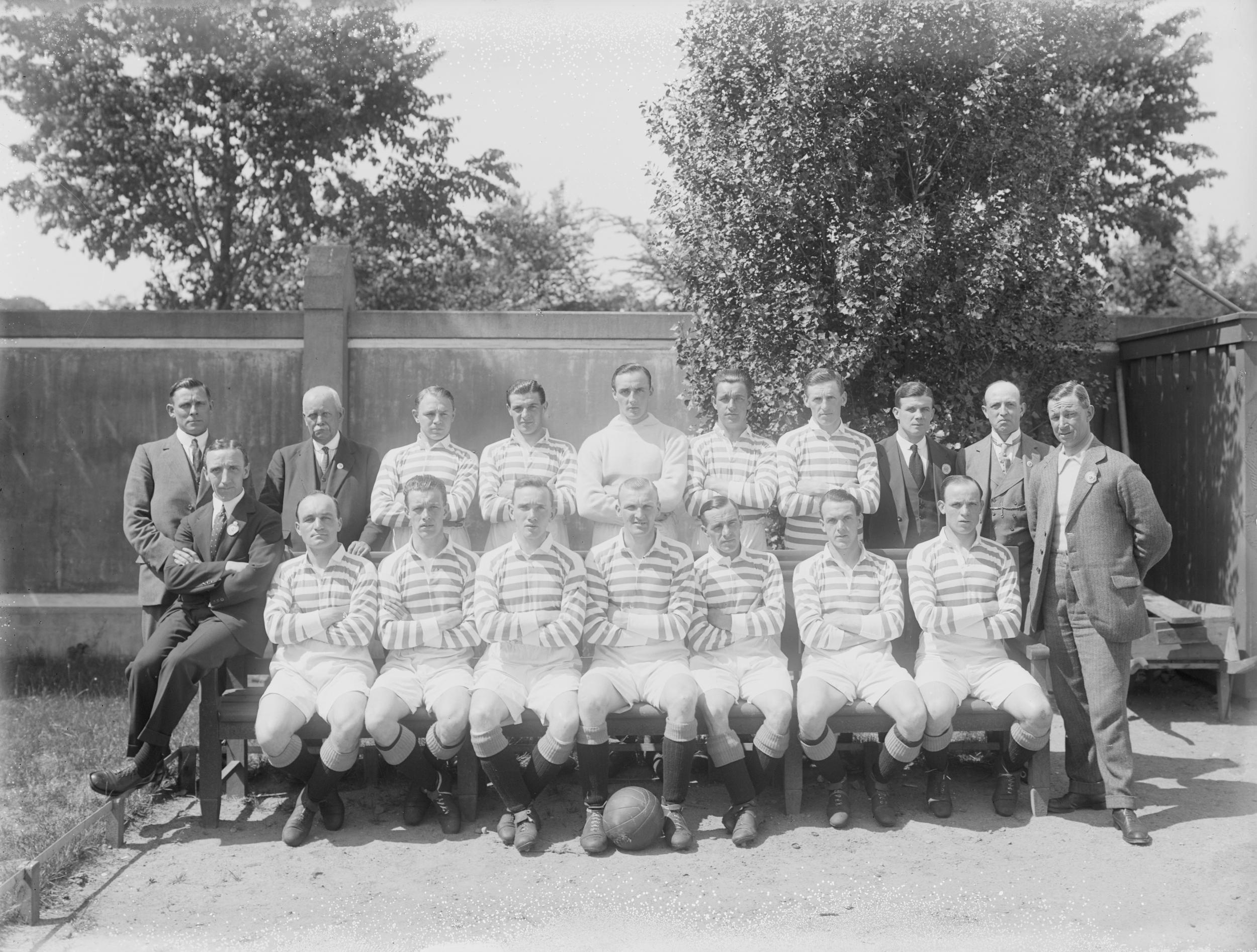 Fotografi af et foldboldhold.