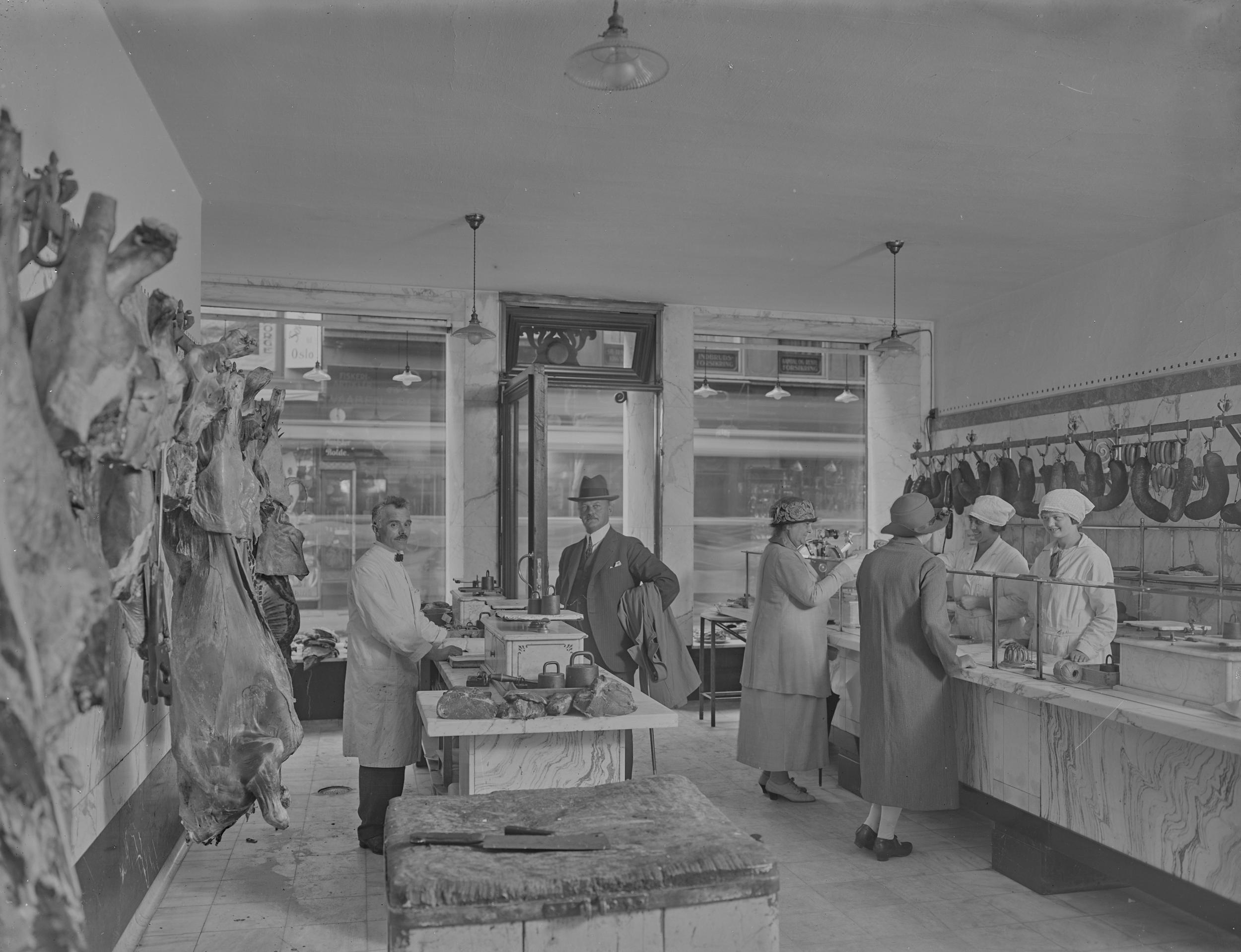 Kunder bliver betjent i en slagter