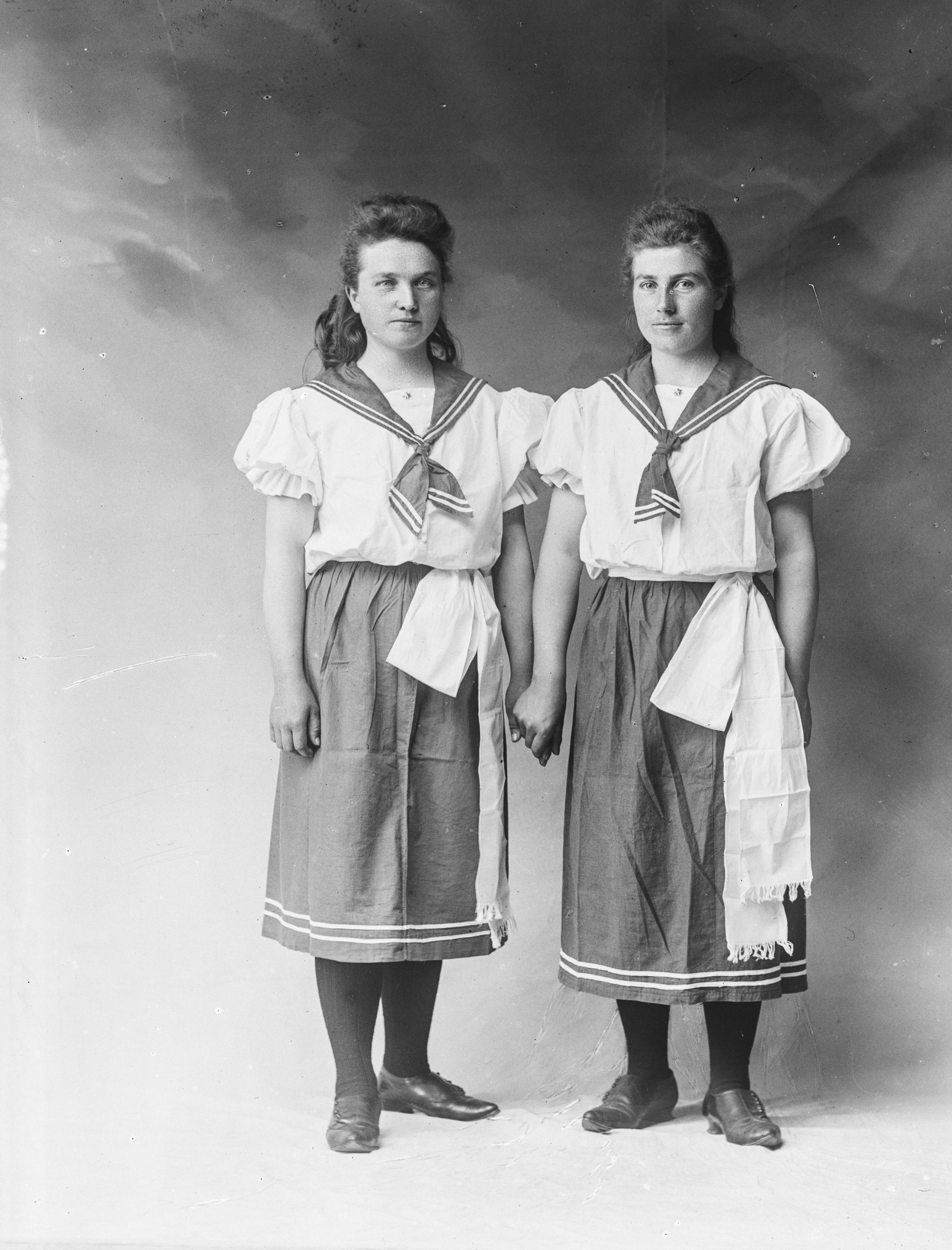Fotografi af to kvinder iført tidens idrætstøj.