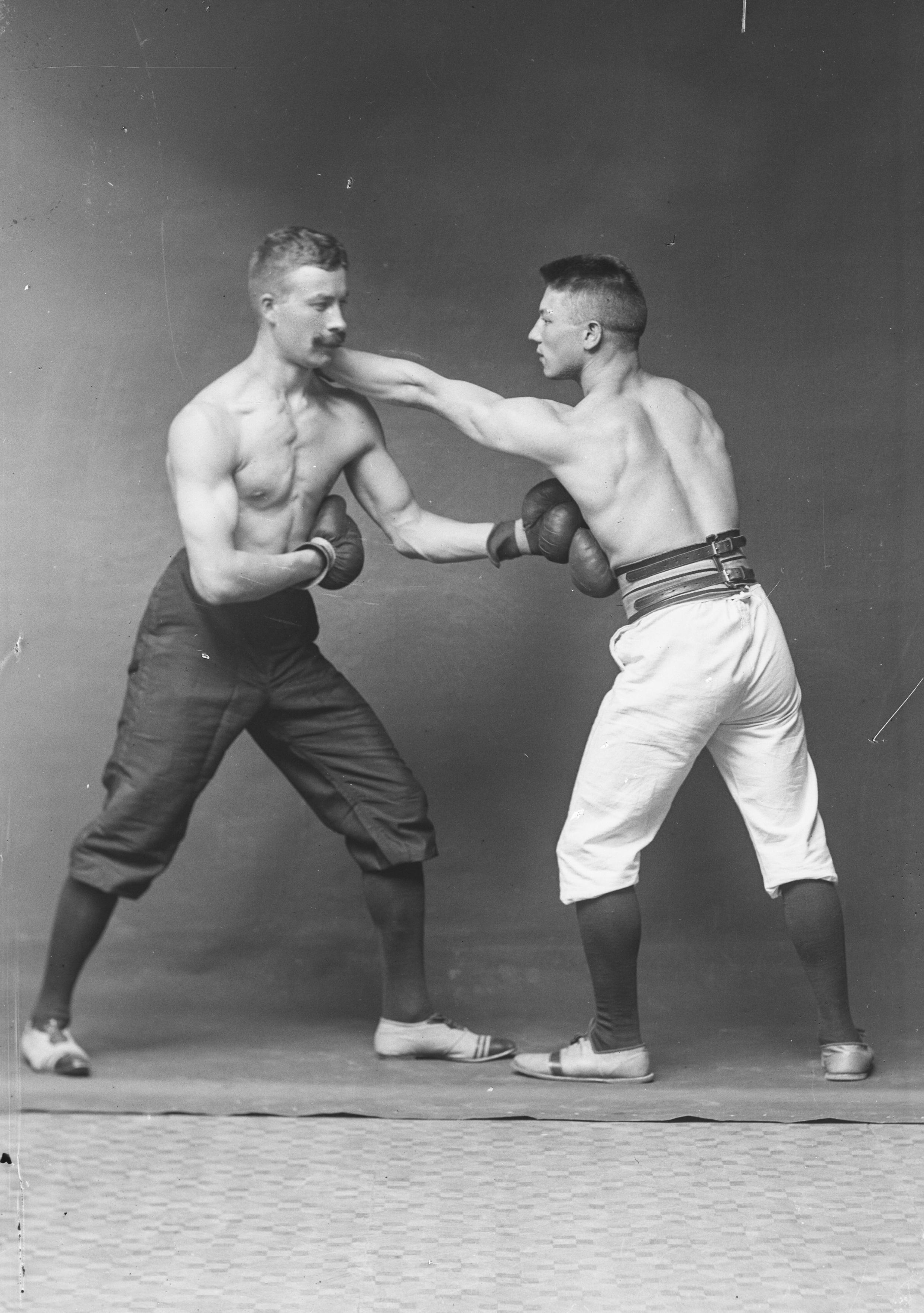 Fotografi af to mænd, der bokser.