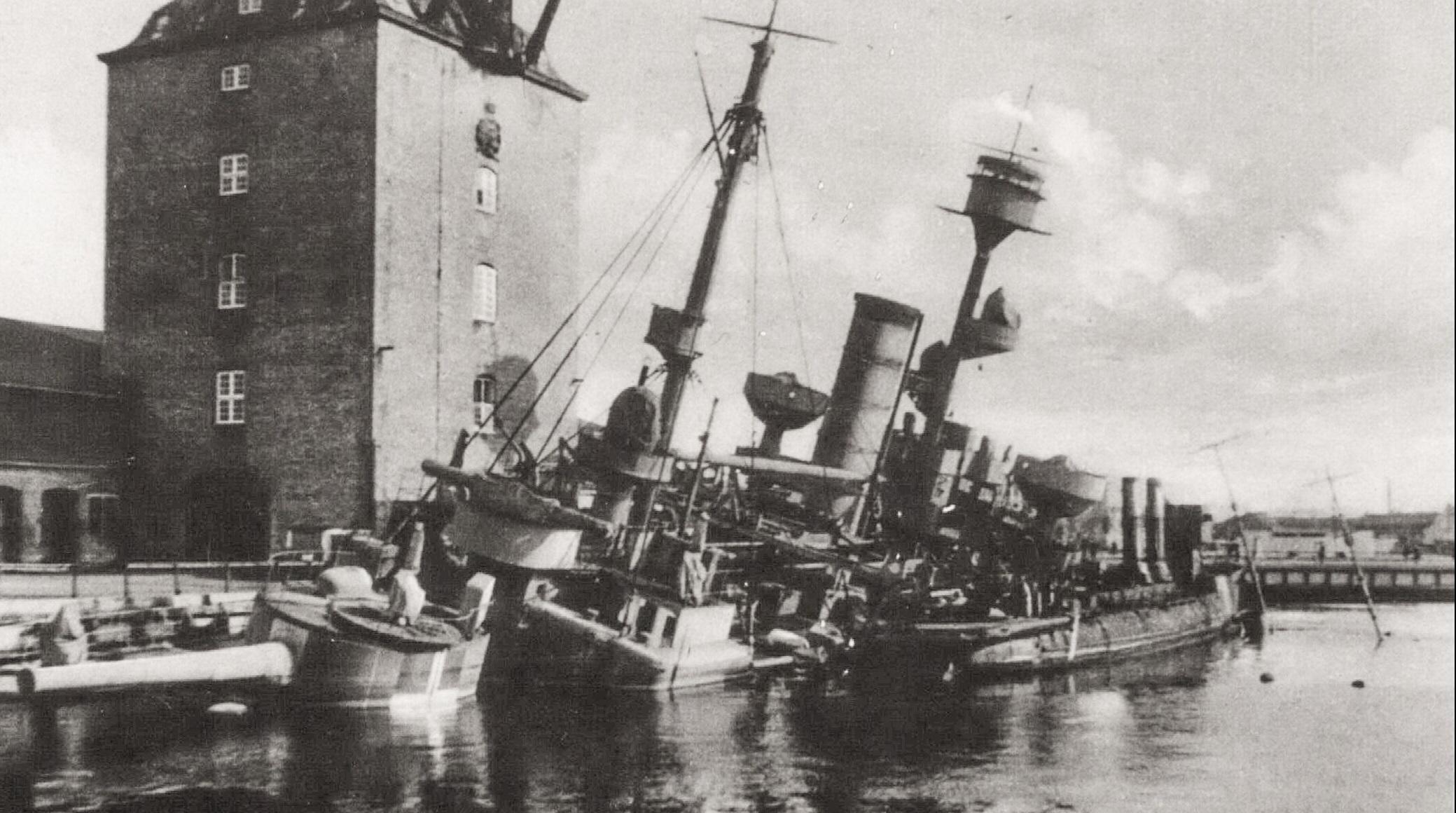 Fotografi af Peder Skram og to torpedobåde ved Nyholms kran, der bliver sænket.