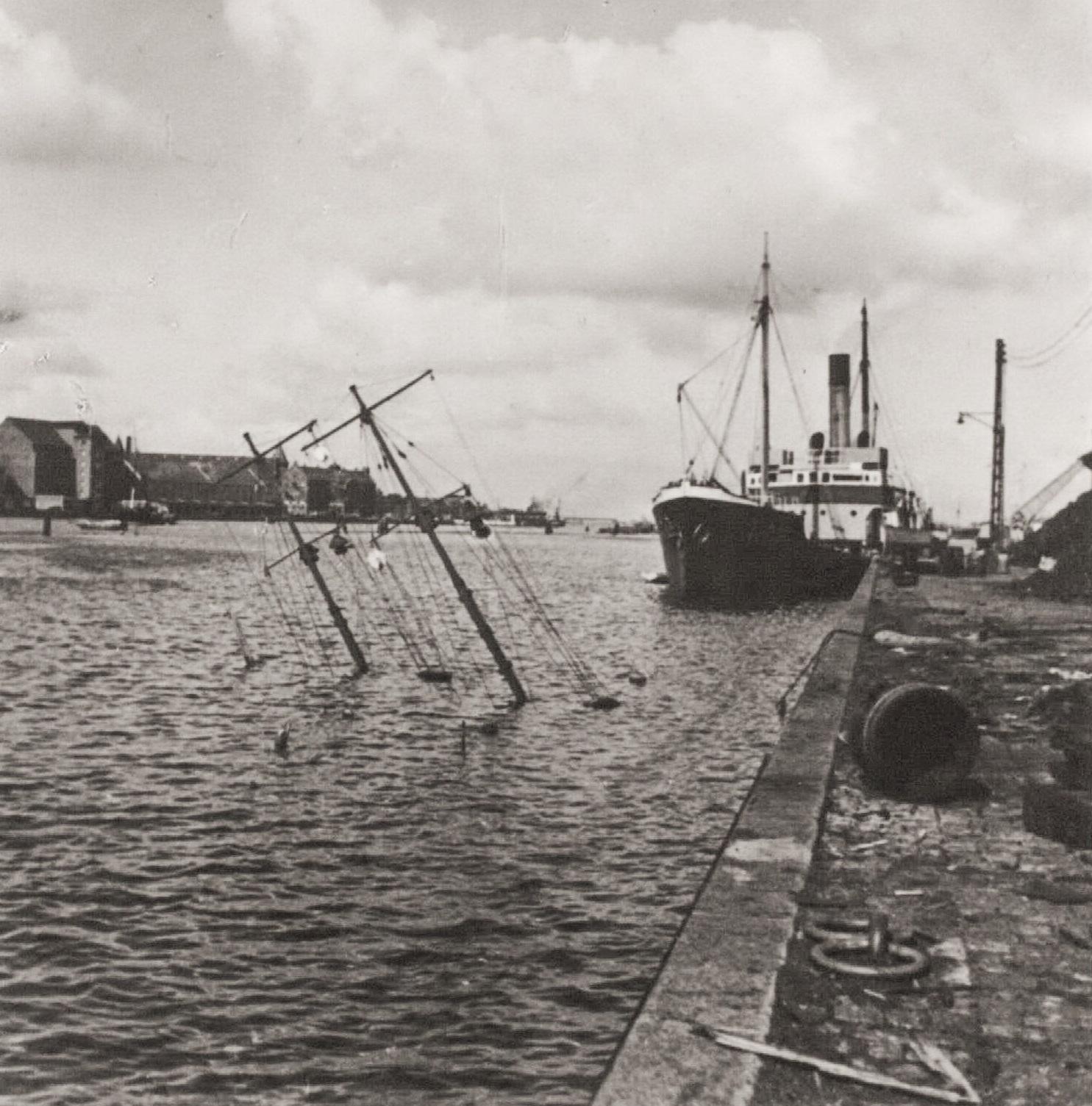 Fotografi af et overskyllet fartøj.