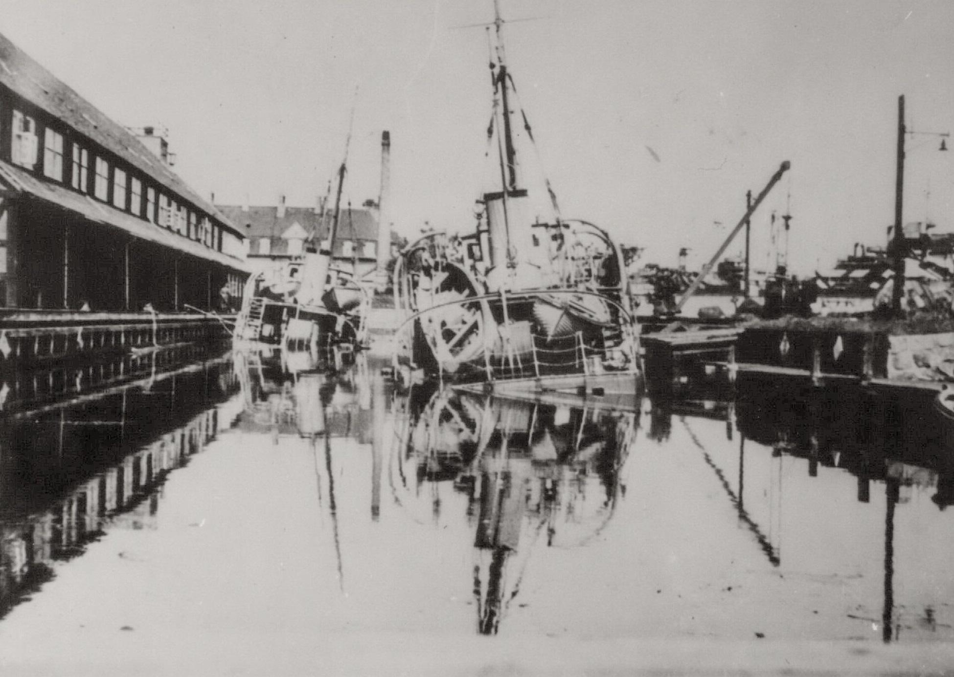 Fotografi af to sænkede skibe.