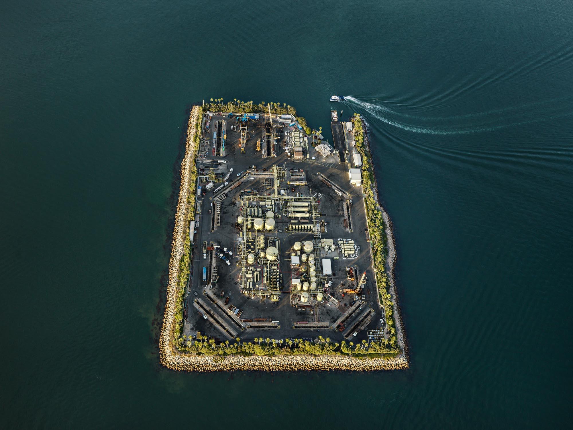 Fotografisk værk, der viser en olieplatform set fra oven.