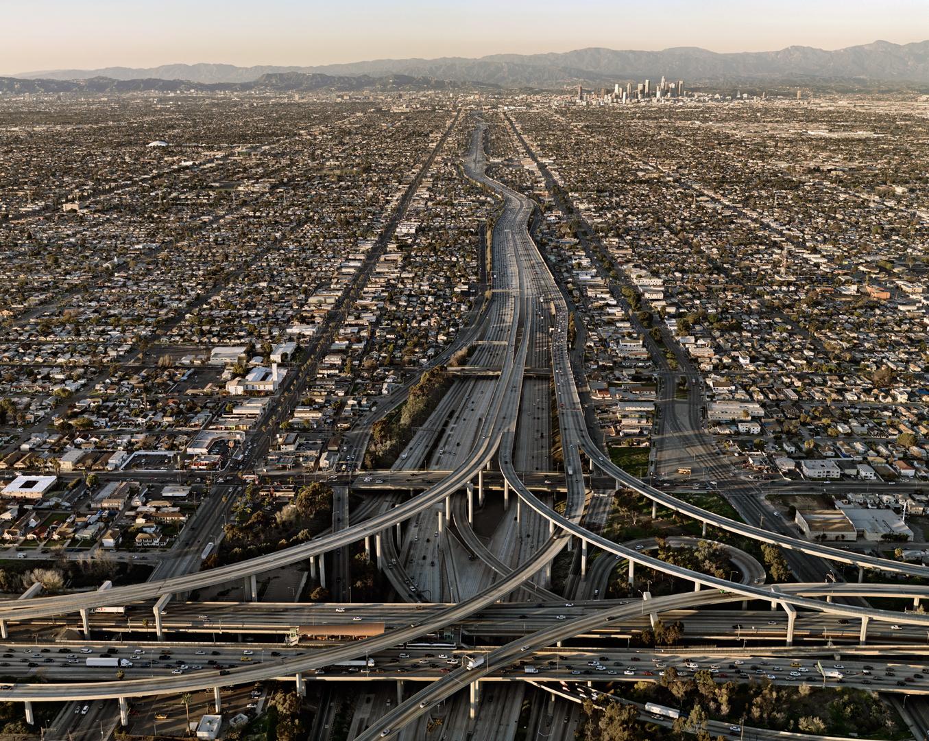 Edward Burtynskys fotografi af motorvejssammenfletninger i en storby