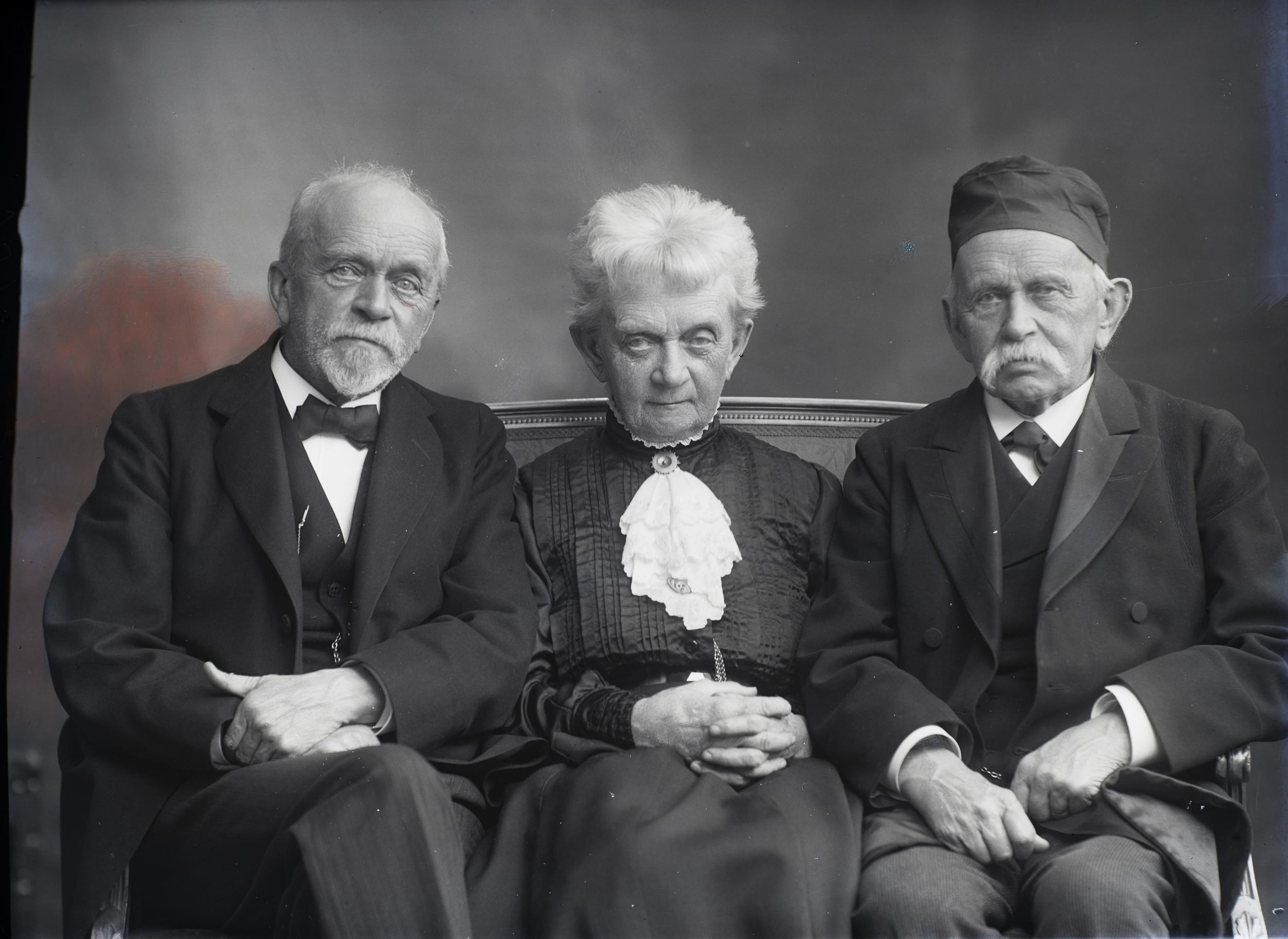 The painter Emilie Mundt photographed with her brothers.