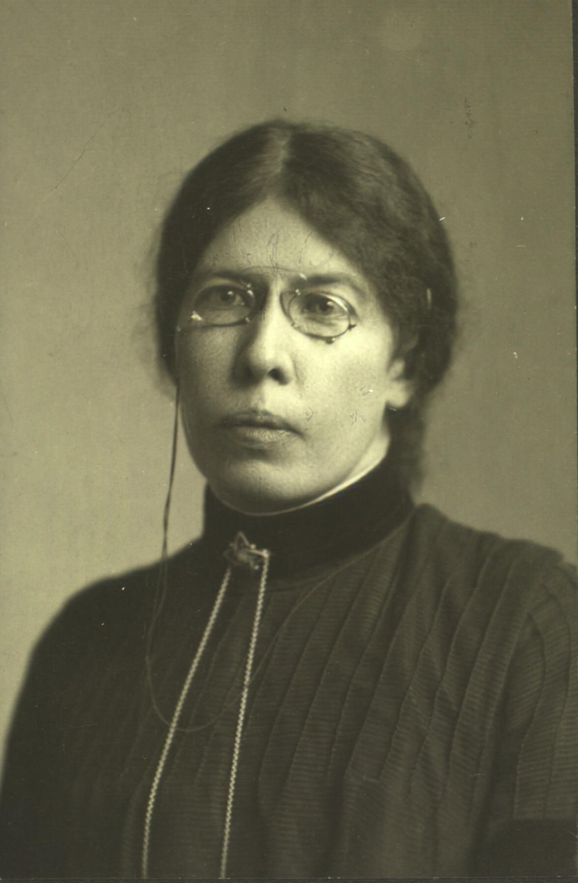 Dr. phil, Anna Hude. 