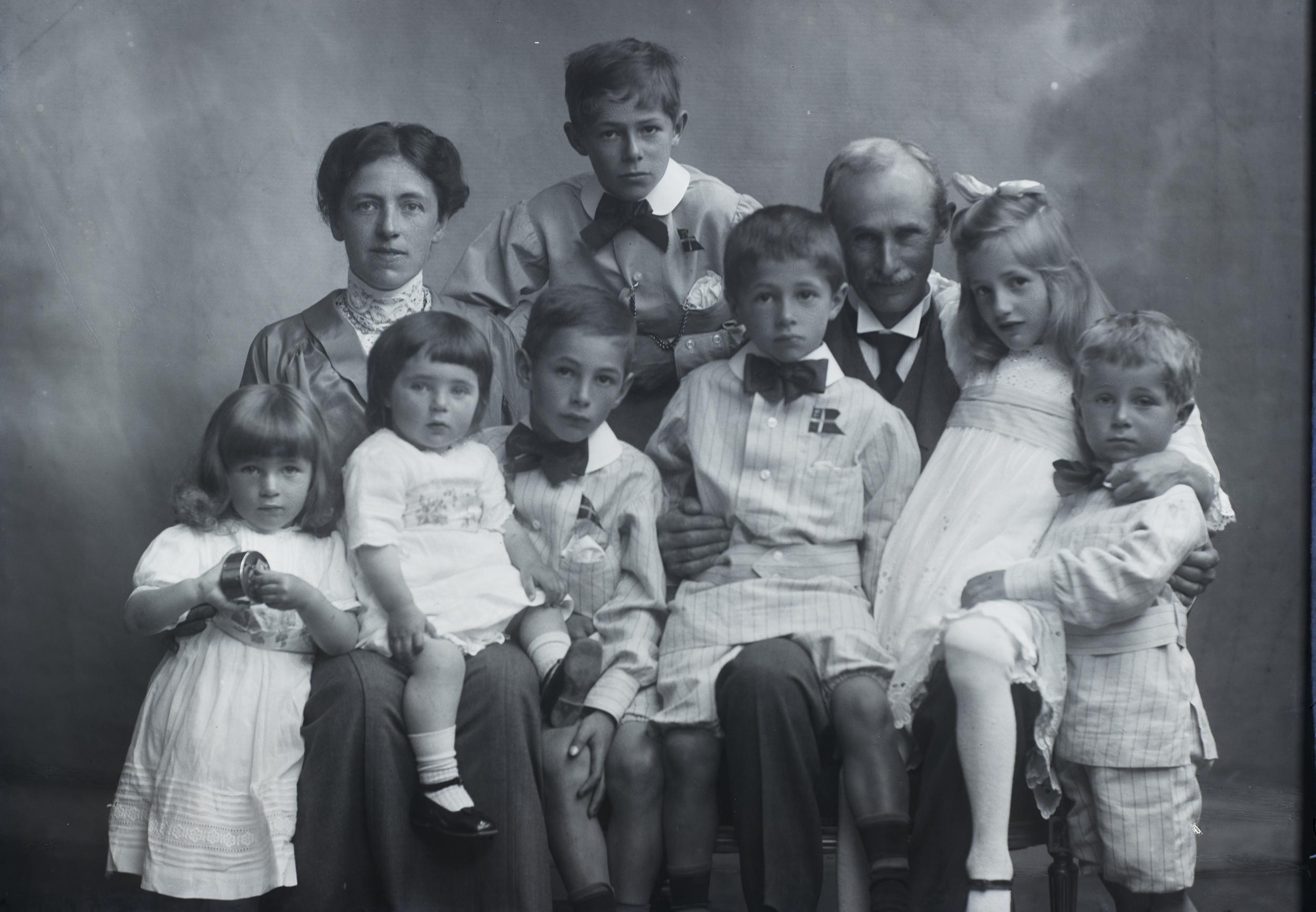 Family portrait with parents and their seven children