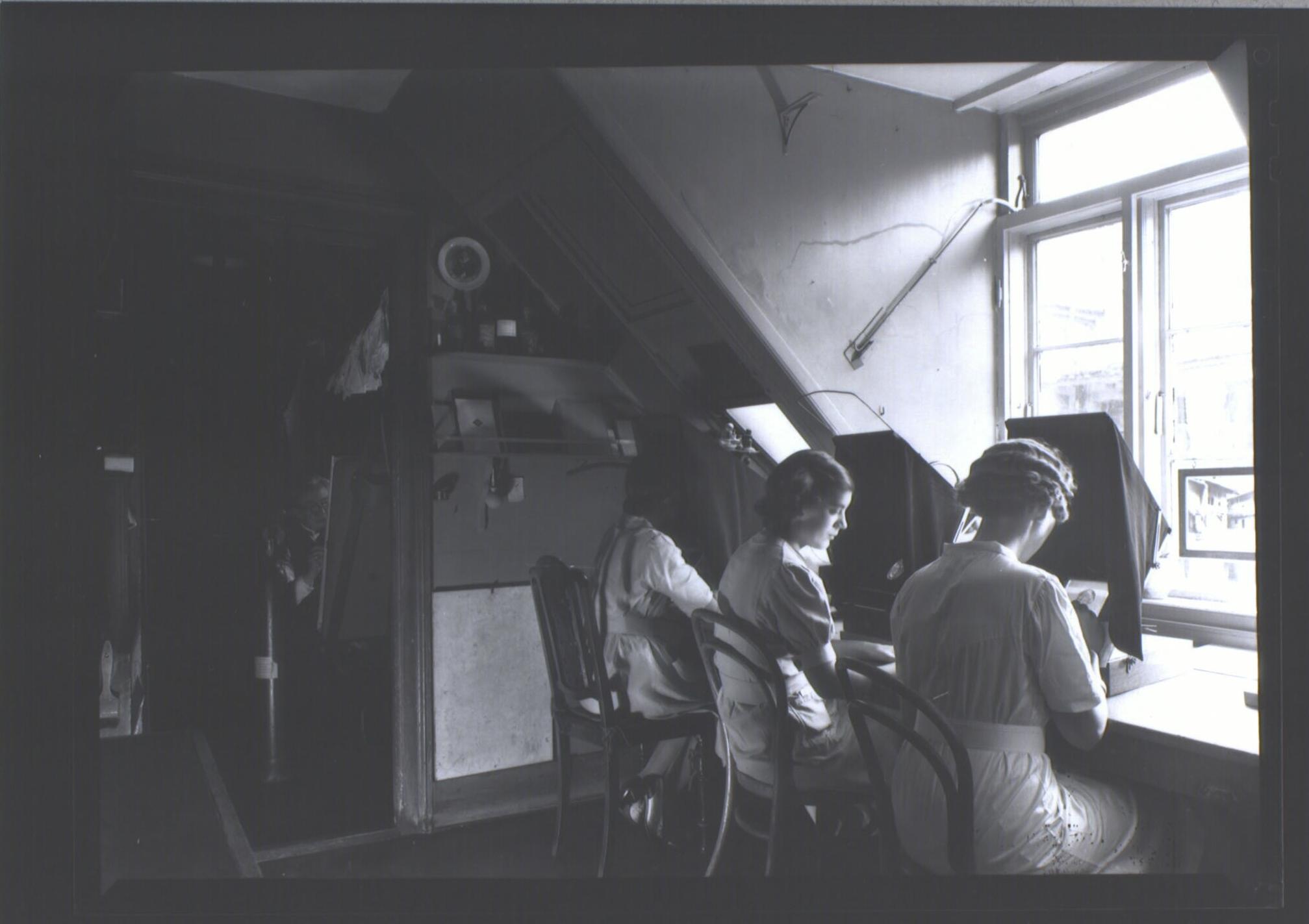 Women at the retouching boxes at the photographer Peter Elfelt in Ny Østergade.