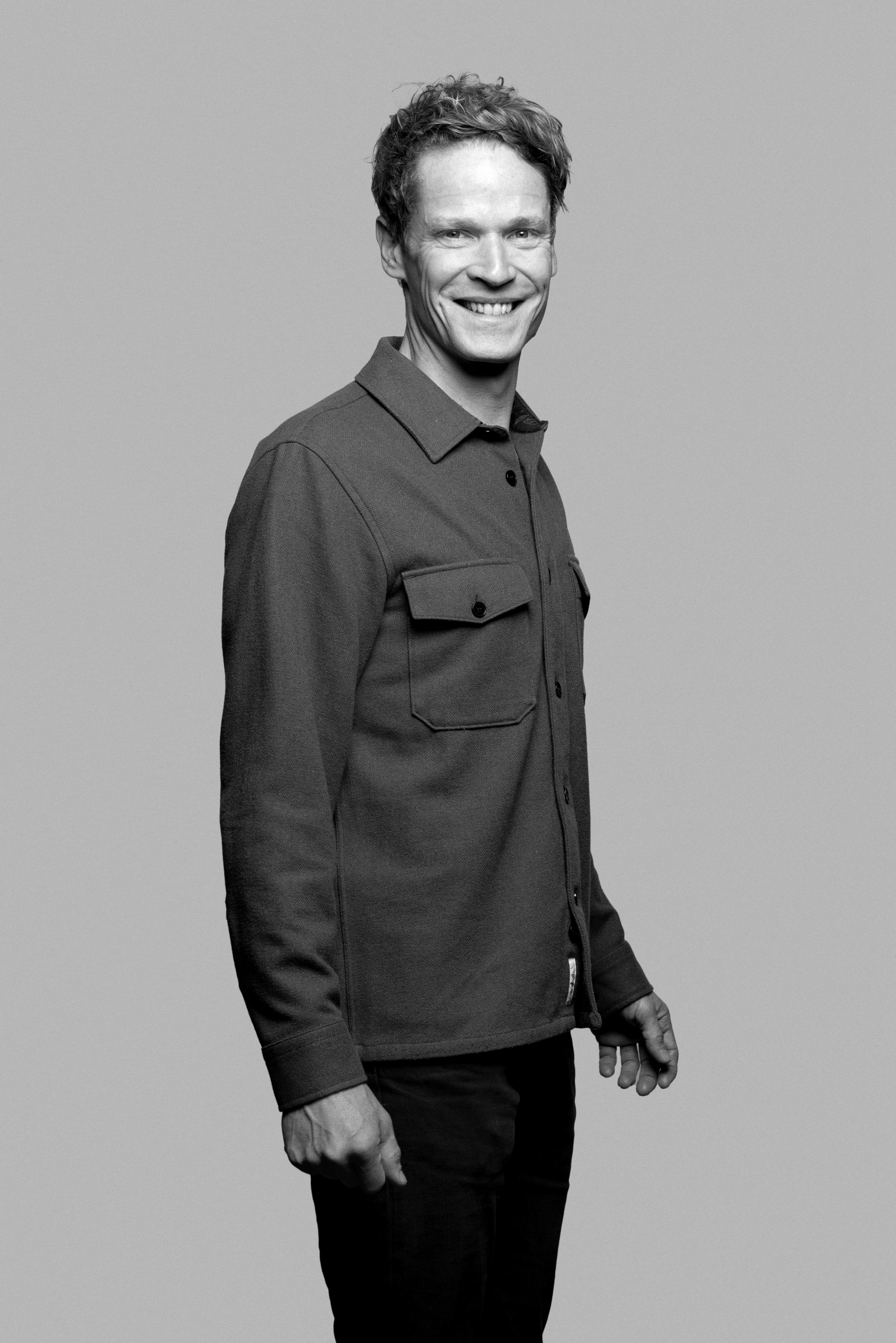 Portrætfoto af Mikkel Arndt i sort/hvid