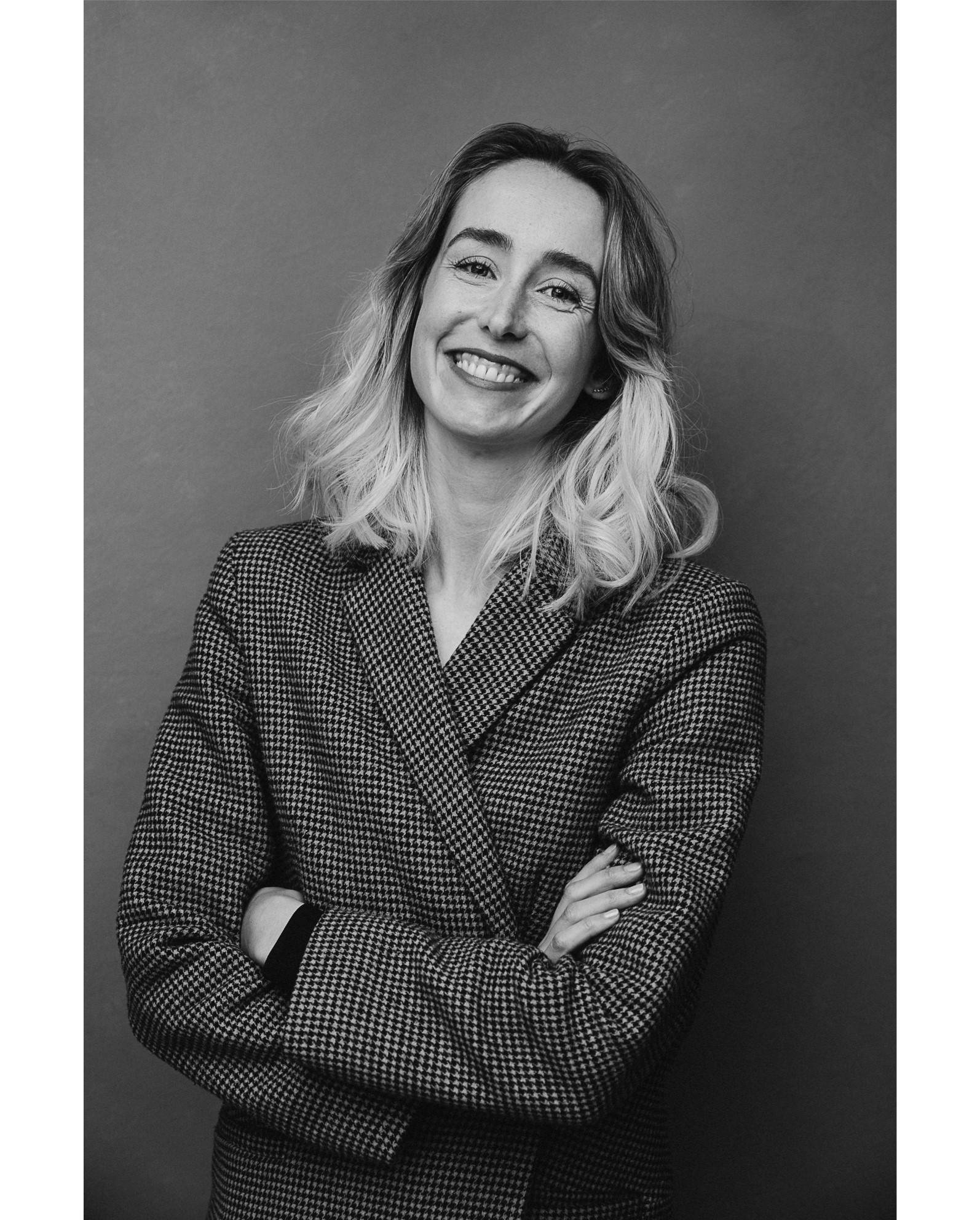 Portrætfoto af Sarah Juel Werner i sort/hvid