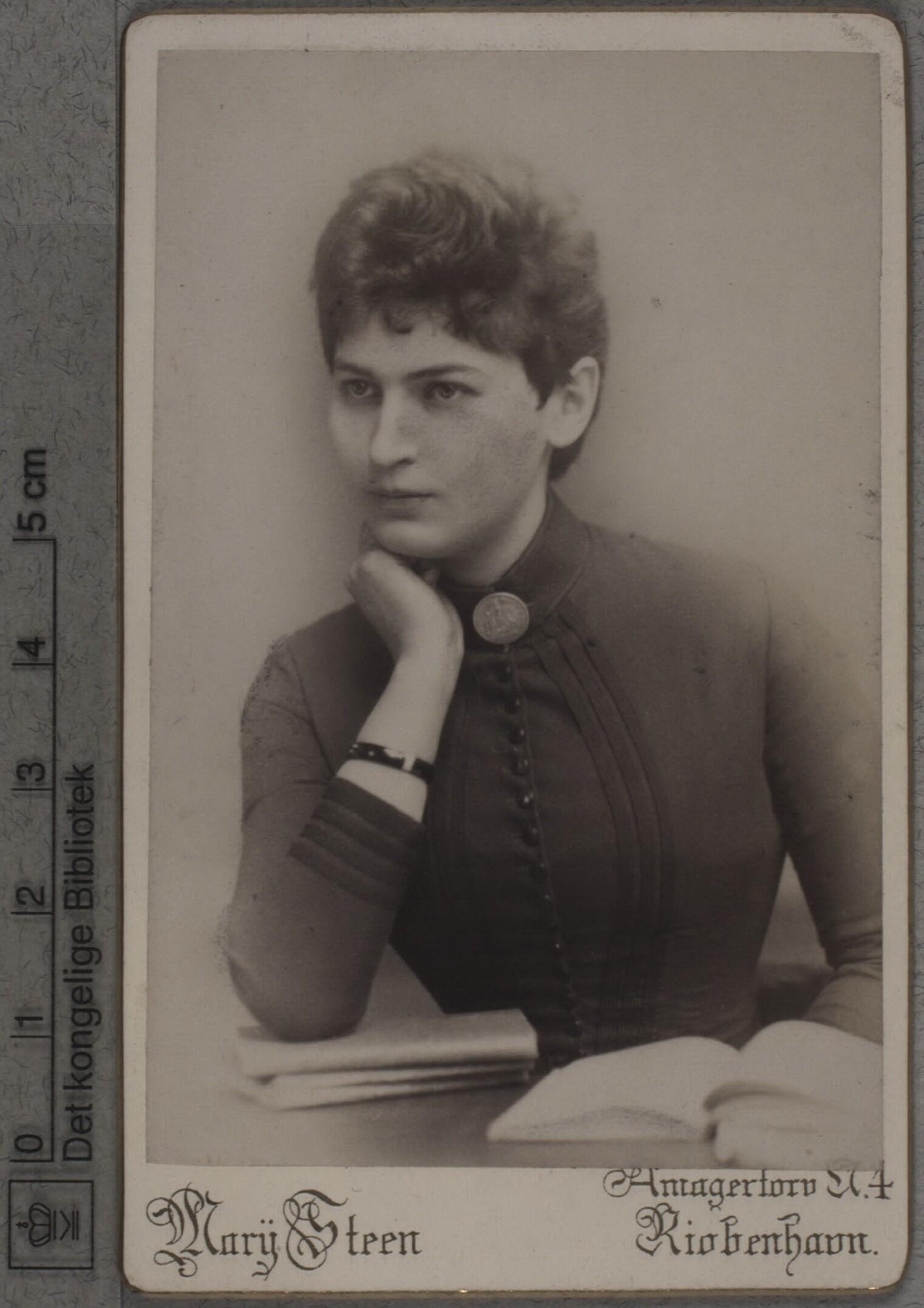 Portrait of Gabriele Jacobsen.