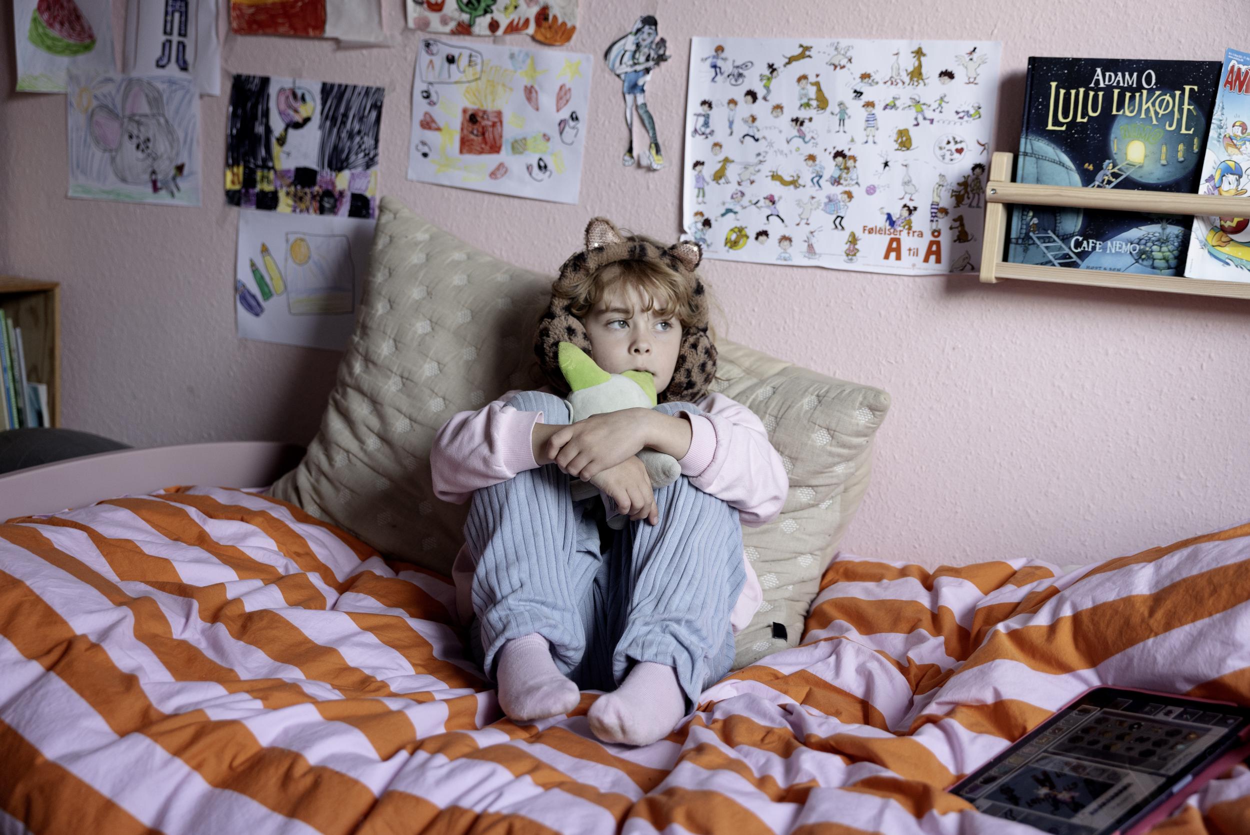 fotografiet 8-ÅRIGE ALICES HVERDAG ER SOM ET PUSLESPIL af Dicte Marie Hostrup Sønnichsen, DMJX/Dagbladet Information