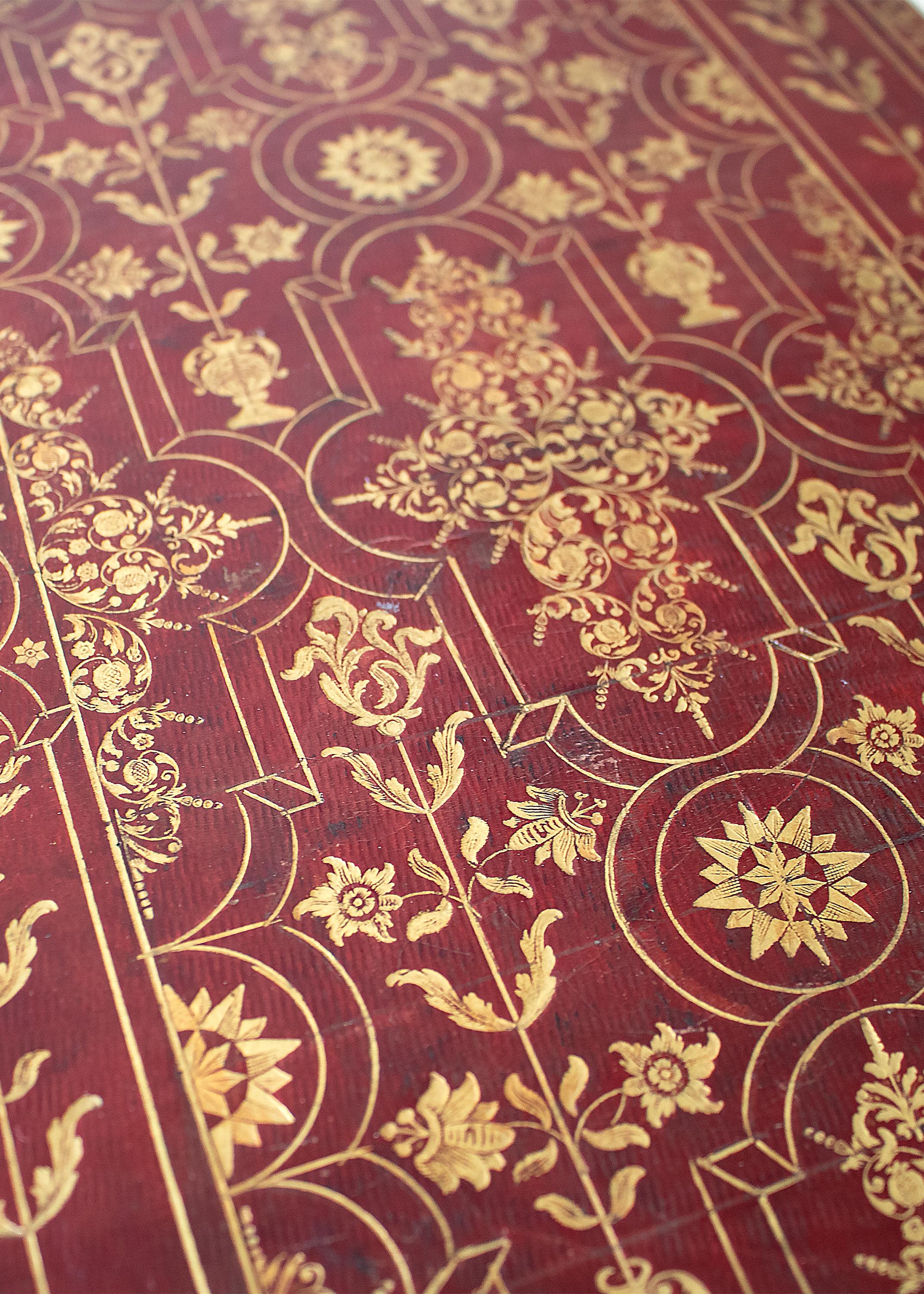 Close-up af bogbind. Rødt med smukke guld detaljer.