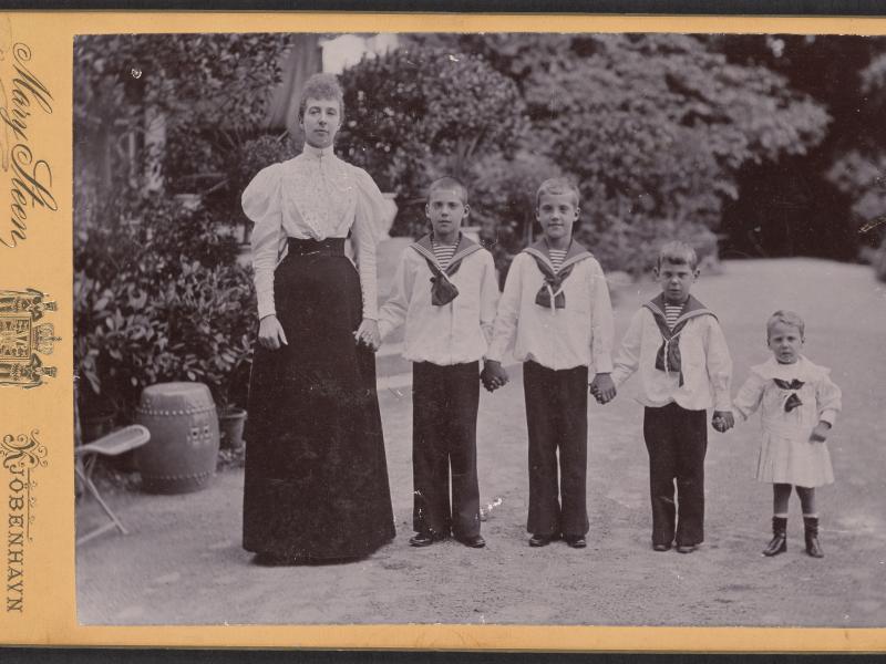 Prinsesse Marie med sønnerne Aage, Axel, Erik og Viggo, klædt i matrosdragter