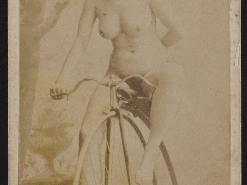 Kvinde poserer på en væltepeter