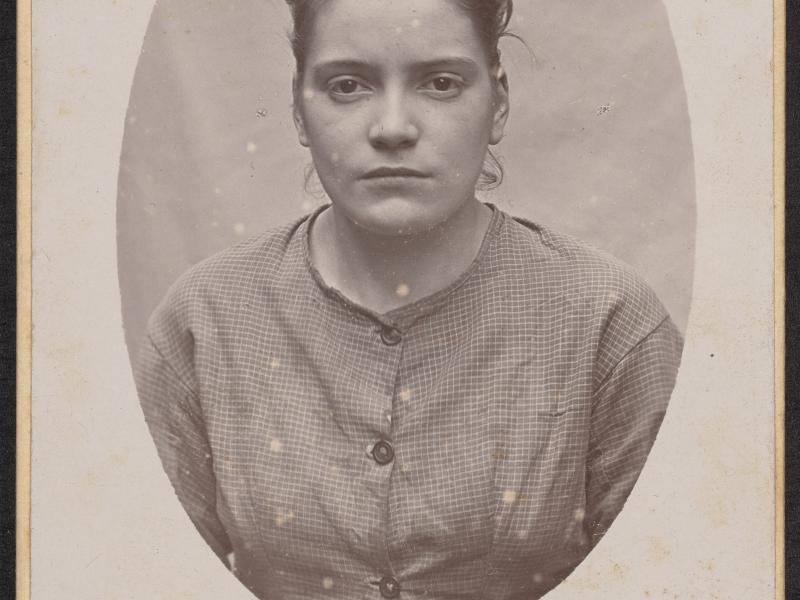 Fotografi af kvinde dømt for tyveri, ca. år 1880-1900.