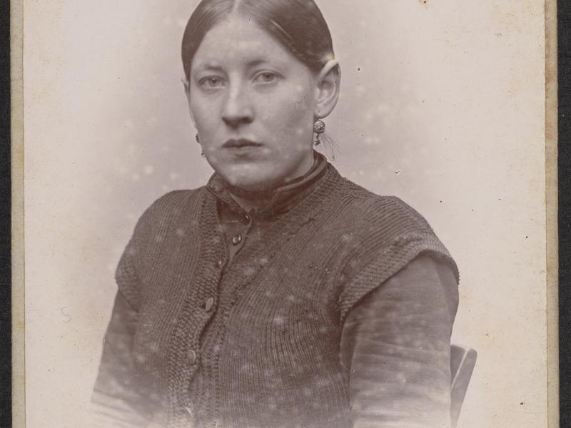 Fotografi af kvinde dømt for tyveri eller straffesag, ca. år 1890-1900.