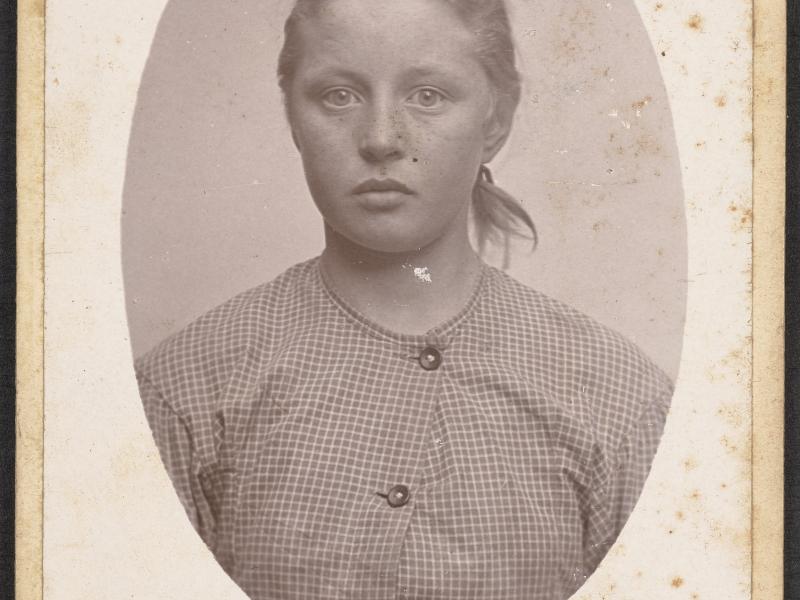 Fotografi af kvinde dømt for tyveri eller straffesag, ca. år 1880-1900.