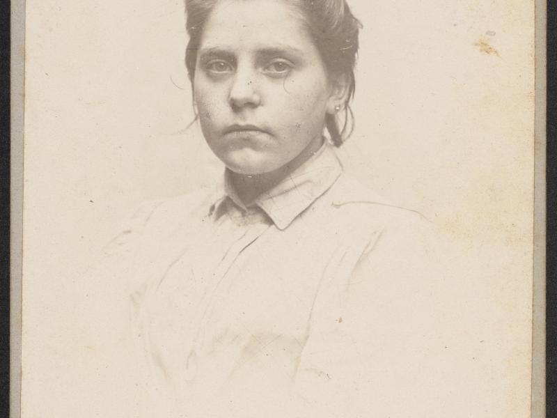 Fotografi af kvinde dømt for tyveri eller straffesag, ca. år 1880-1900.