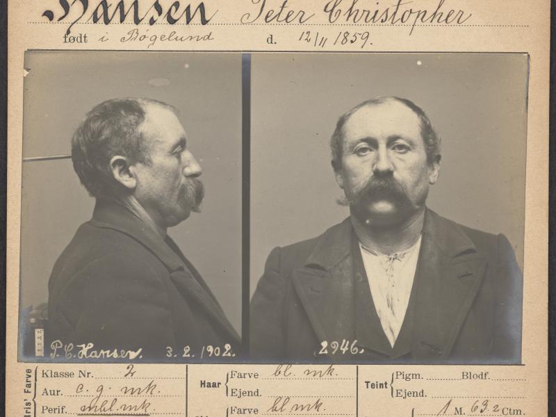 Politibillede af en mand med et stort overskæg i profil og ligepå