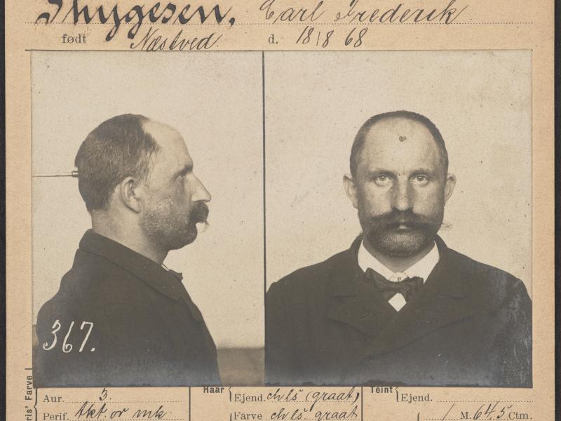 Politibillede af en mand med overskæg i profil og ligepå