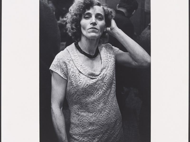 Sort-hvid billede af kvinde med sin arm ved øret