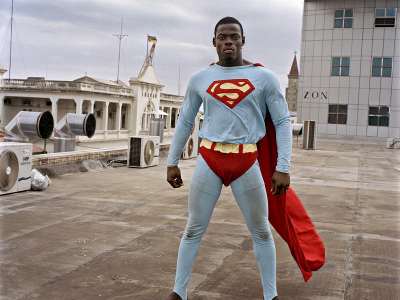 En sort mand iklædt Superman-kostume