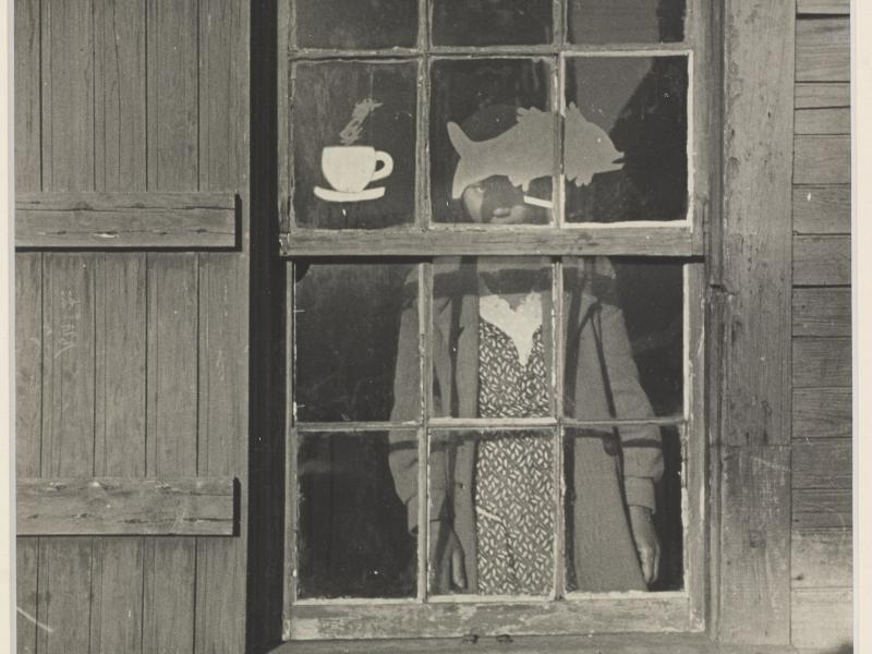 Kvinde bag vindue på et kaffehus