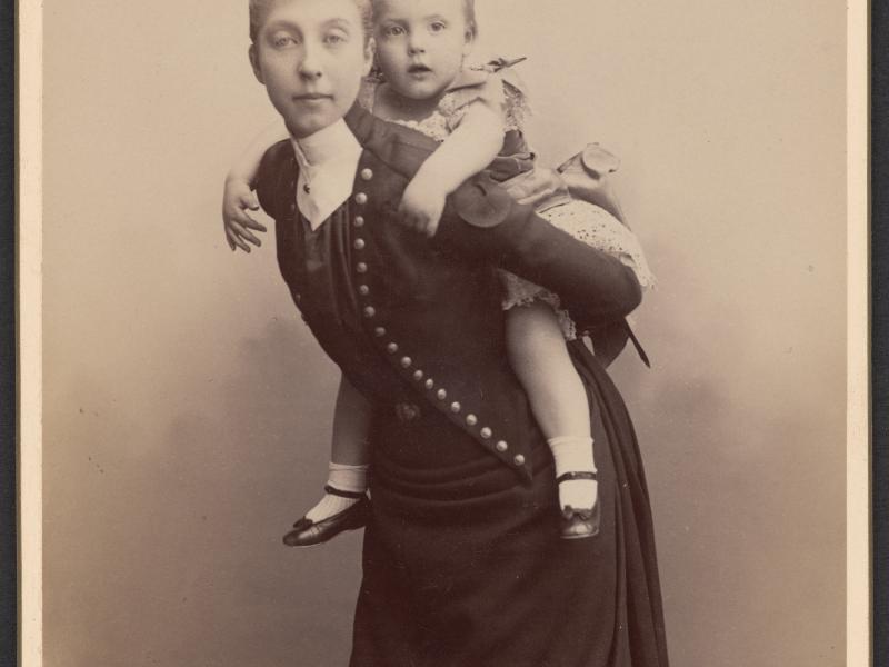 Prinsesse Marie af Orléans med lille Prinsesse Margrethe på ryggen