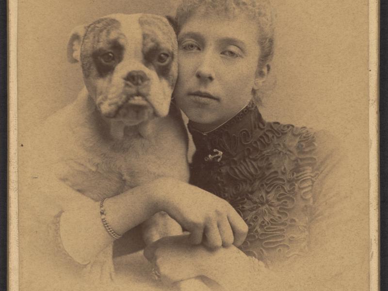 Prinsesse Marie af Orléans med en hund af racen boxer.