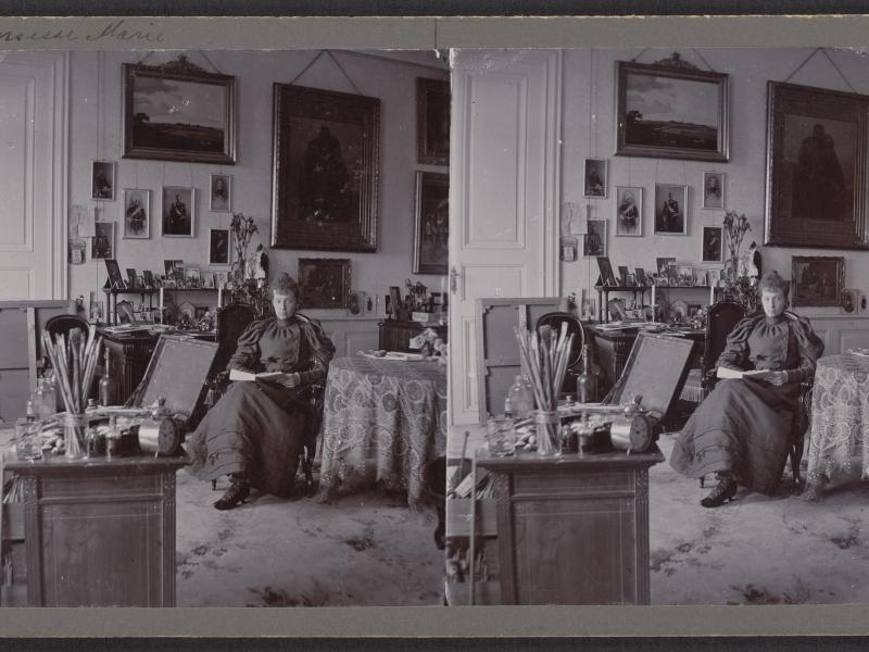 To billeder side om side af Prinsesse Marie, der sidder på en stol i sit atelier.
