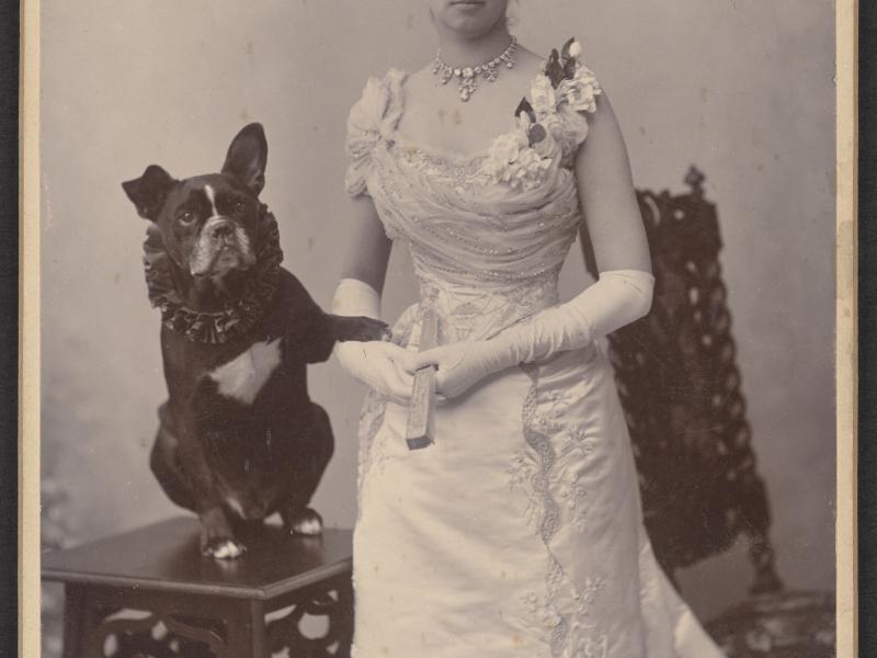 Kabinetkort af Prinsesse Marie af Orléans med en sort hund, der har poten på Maries arm.