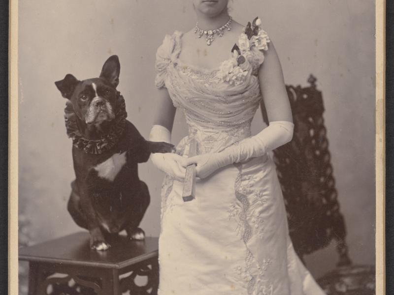 Prinsesse Marie af Orléans med en sort hund med poten på Maries arm.