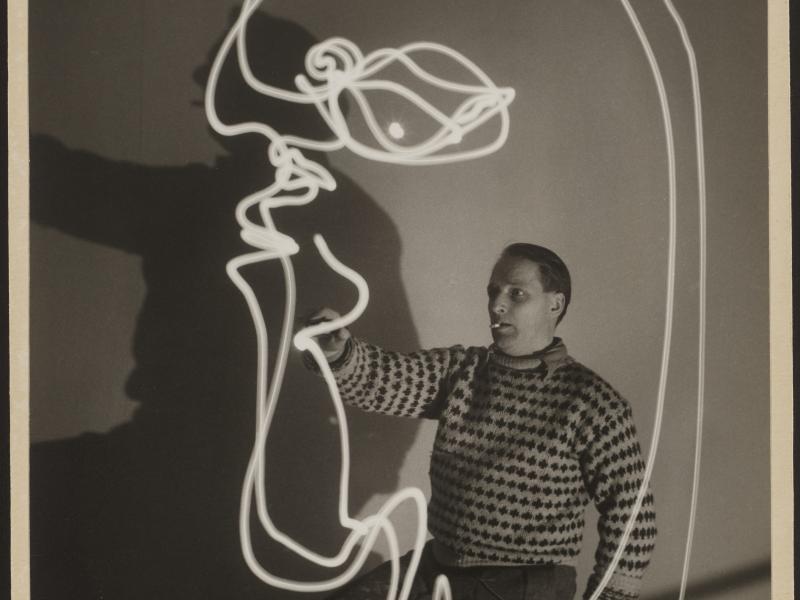 Kunstneren Asger Jorn med en figur af lys