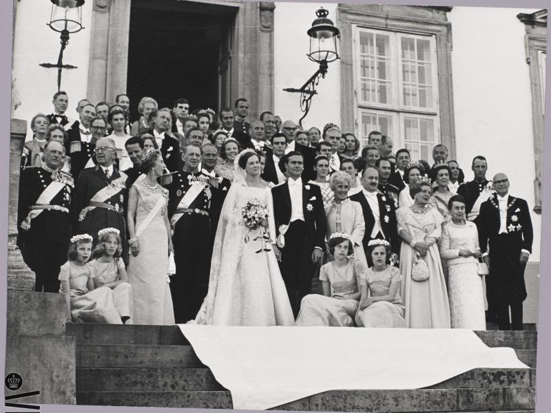 Fællesbillede af Dronning Margrethe II og Prins Henriks med gæster til deres bryllup.