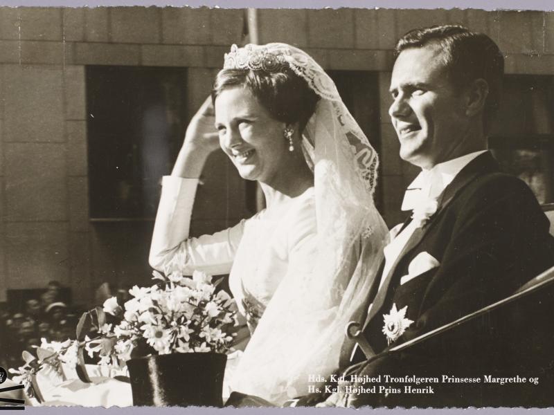Dronning Margrethe II og Prins Henrik sidder i en karet som brud og brudgommen.