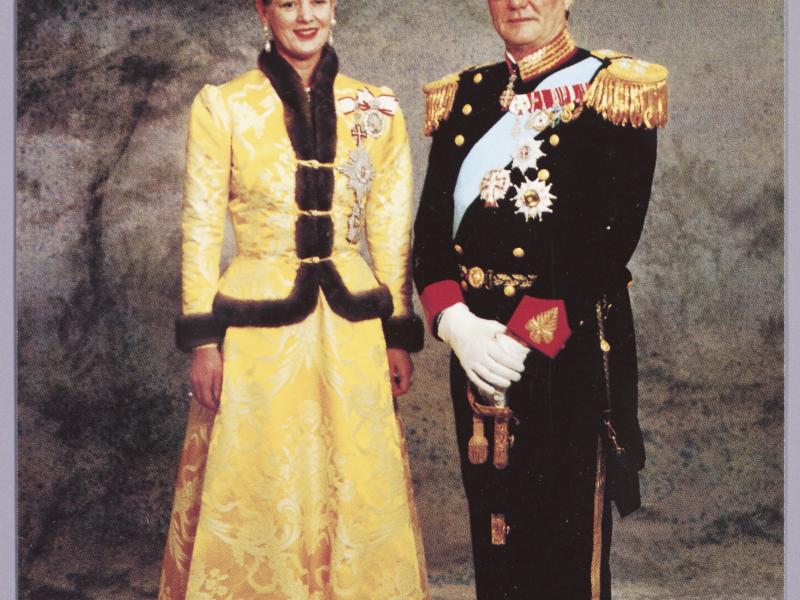 Formelt bilede af Dronning Margrethe II, iført guld kjole og krone, og Prins Henrik.