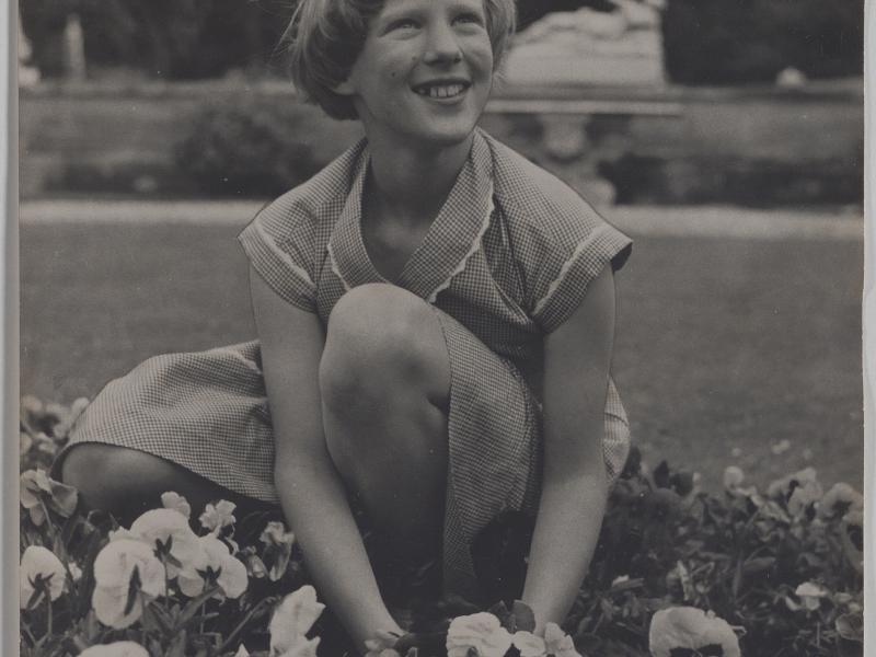 Dronning Margrethe II som barn med blomster.
