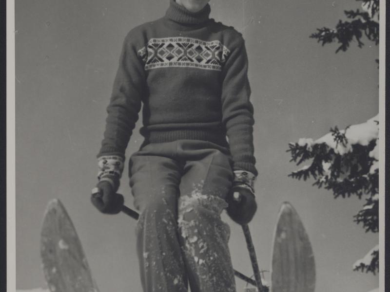 Dronning Margrethe II som barn på ski.