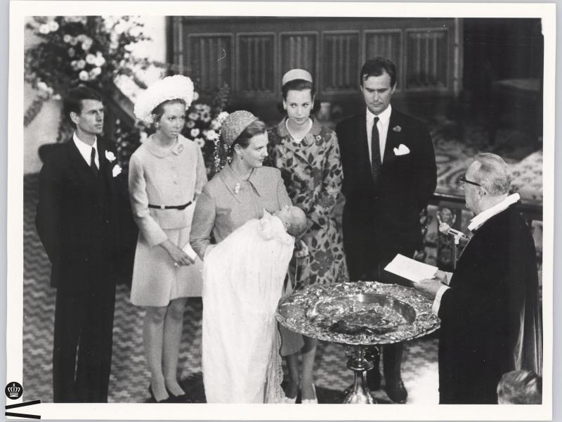 Dronning Margrethe II til dåb med en af hendes sønner, omringet af familie og præst.